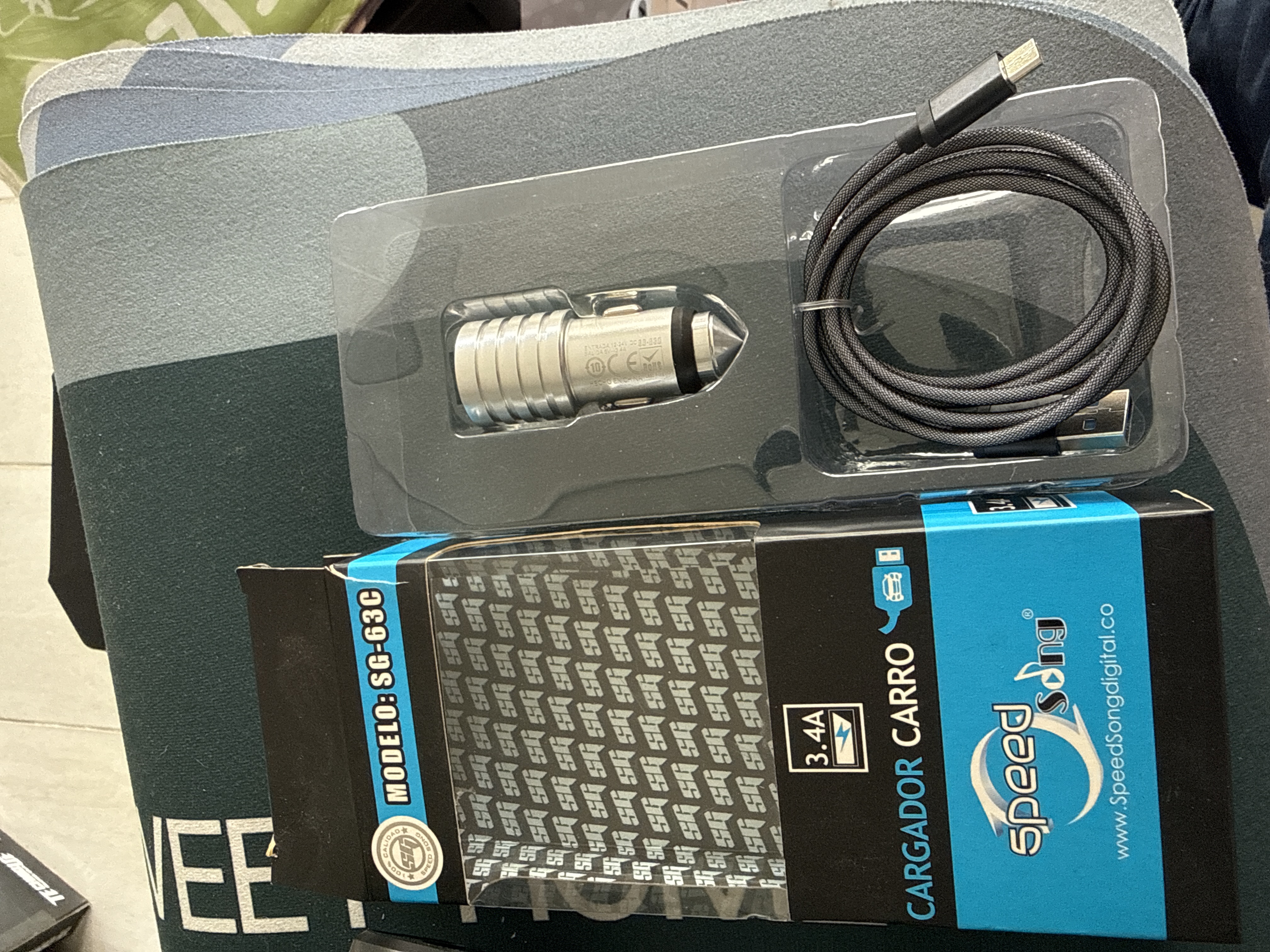 Cargador para carro + cable V8