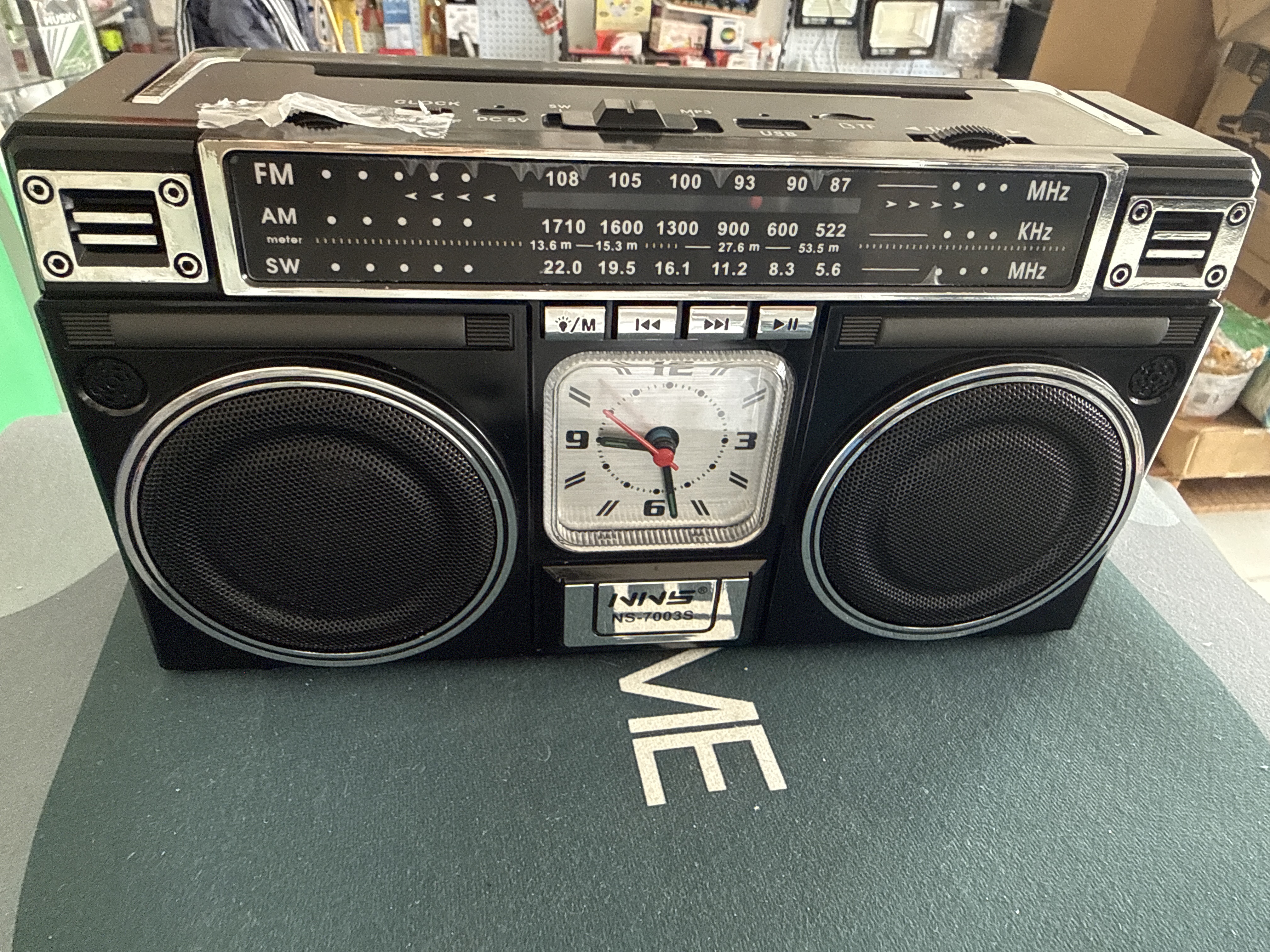 Parlante tipo grabadora con panel solar y reloj