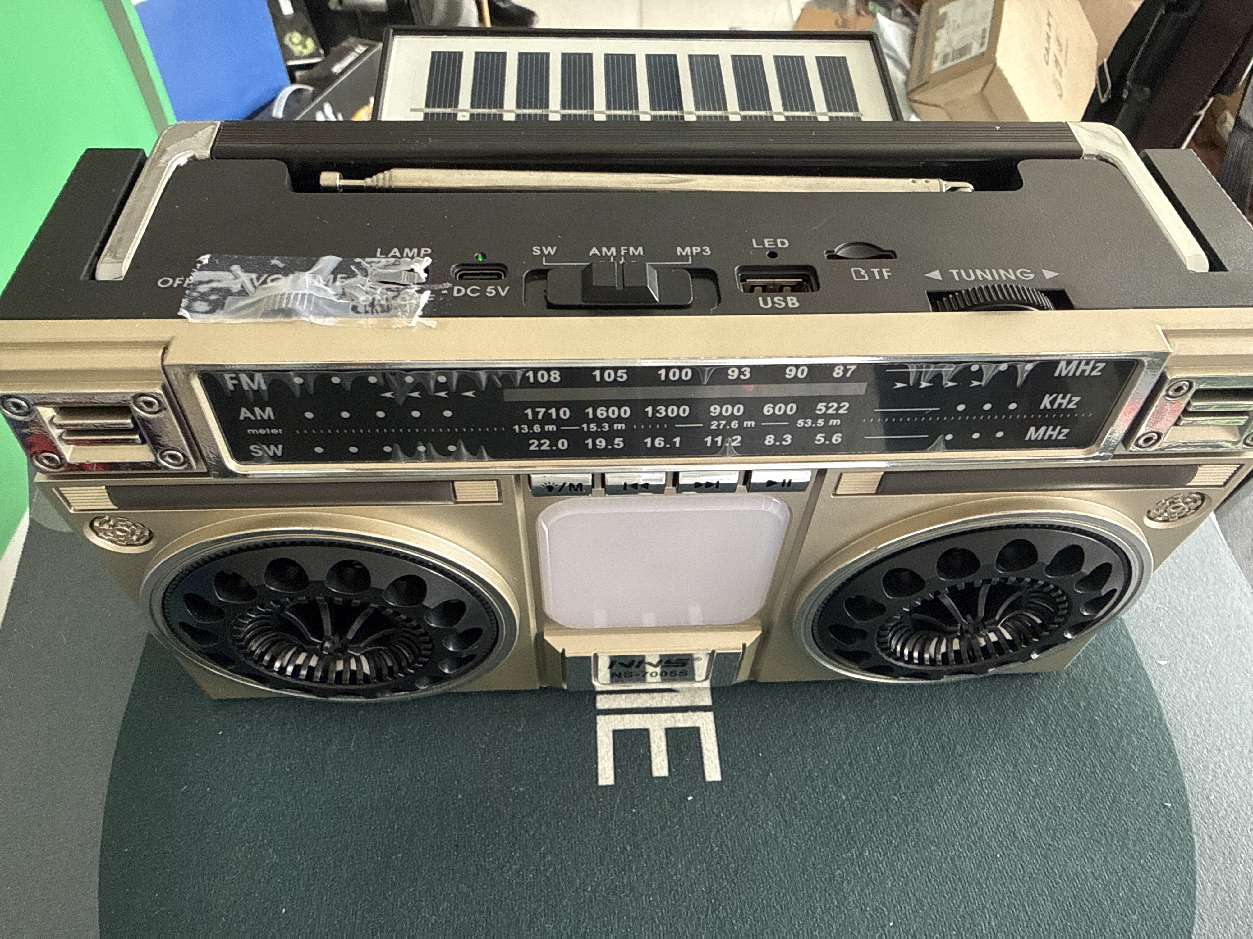 Parlante tipo grabadora con panel solar y linterna